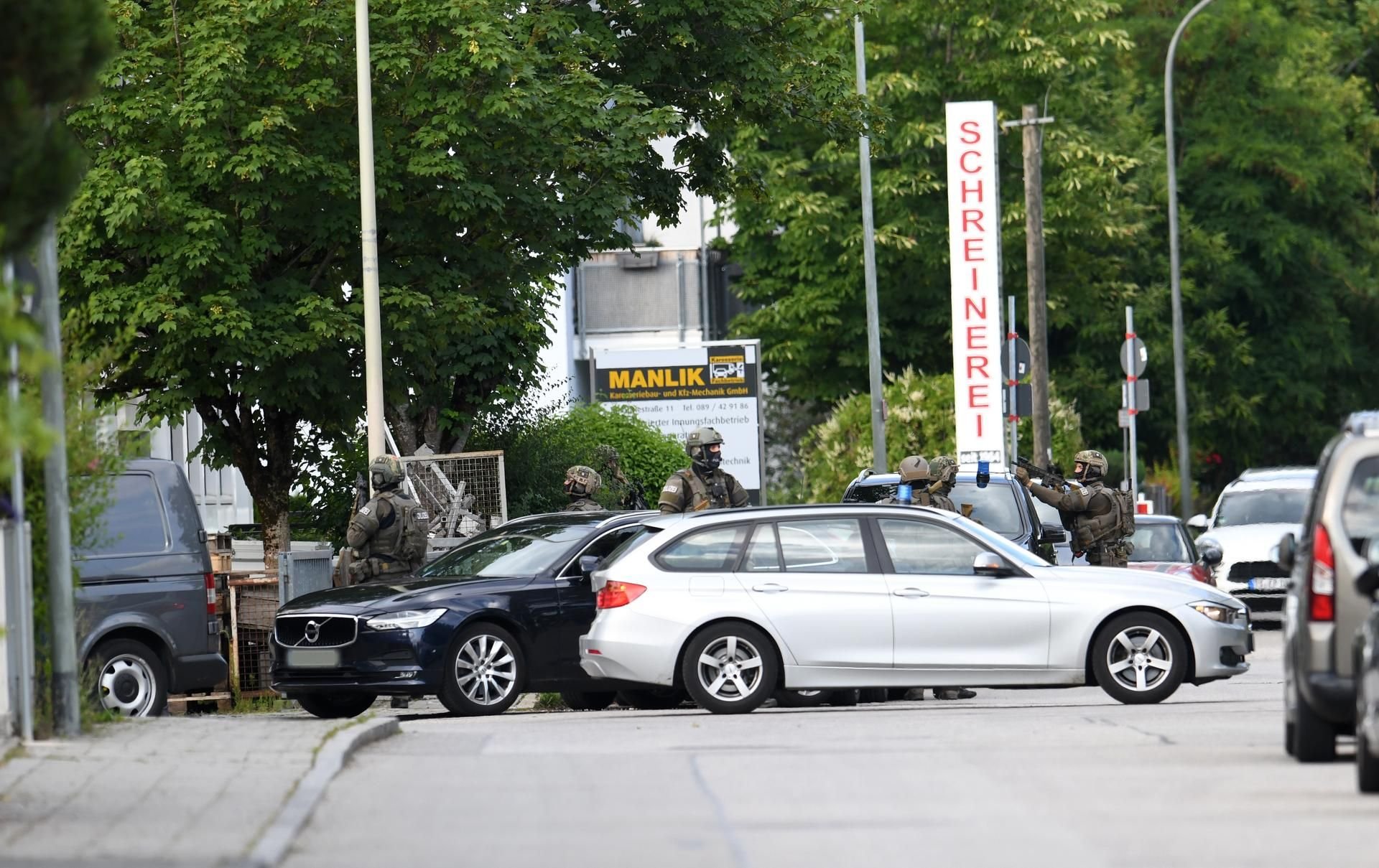 Am Dienstagmorgen hat die Polizei in Aschheim ein Hotel durchsucht, in dem der Mann gesichtet wurde.