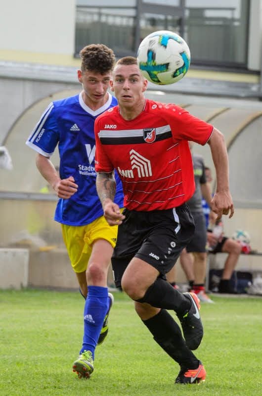 Steven Krumbholz (r.), hier im Landespokalspiel gegen Weißenfels, hat mit Landesligist Naumburg in Reppichau 1:1 gespielt.