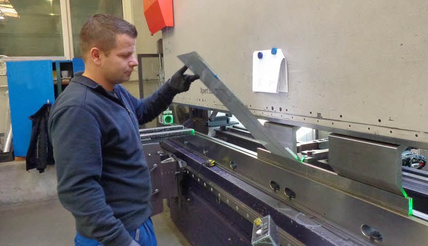 Thomas Schmidt arbeitet hier an der Abkantanlage.