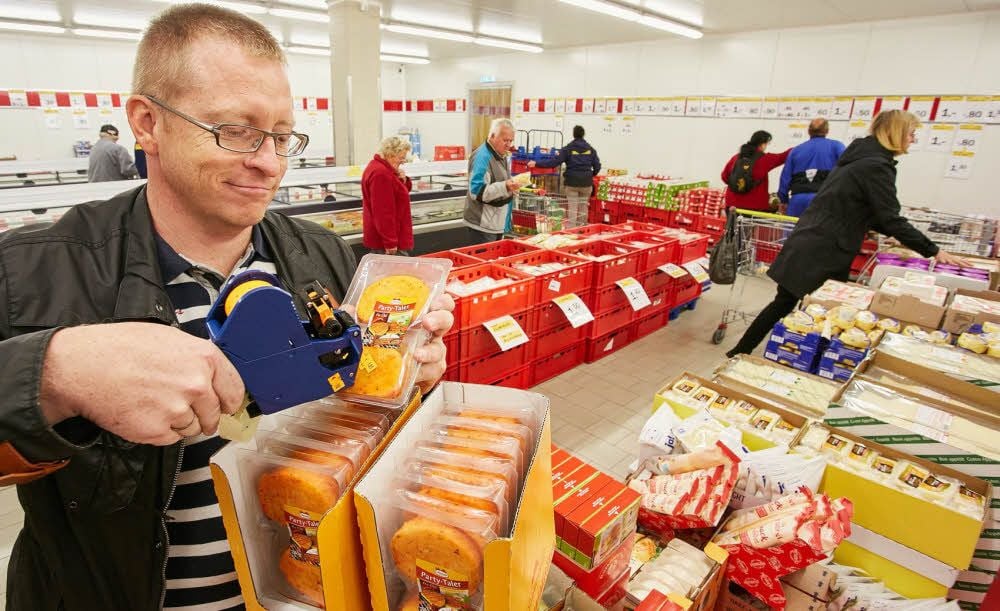 Stefan Laskowski belebt seit Montag mit „Im Angebot“ den Bernburger Nicolaimarkt.