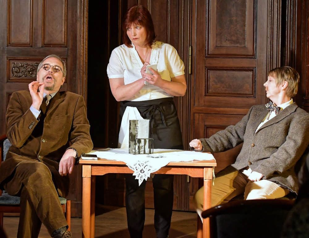 In Spielaktion: Carsten Damm als „Herr Kommissar“, Sabine Noß nimmt als Kellnerin die Bestellung in „Erst ein Käffchen, dann ein Mord“ auf. Und Monika Miseler ist als Assistentin des Kommissars immer bereit.