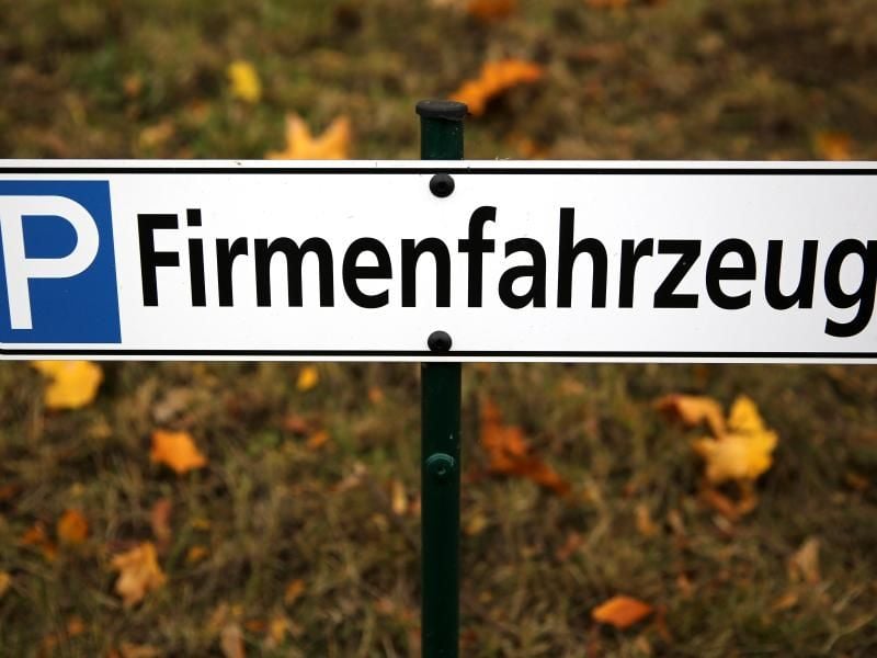 Wer einen Firmenwagen privat fährt, muss die Nutzung mit dem Finanzamt abrechnen. Bei dem Nachweis durch ein Fahrtenbuch sollte die Dokumentation lückenlos sein. Foto: Jan Woitas