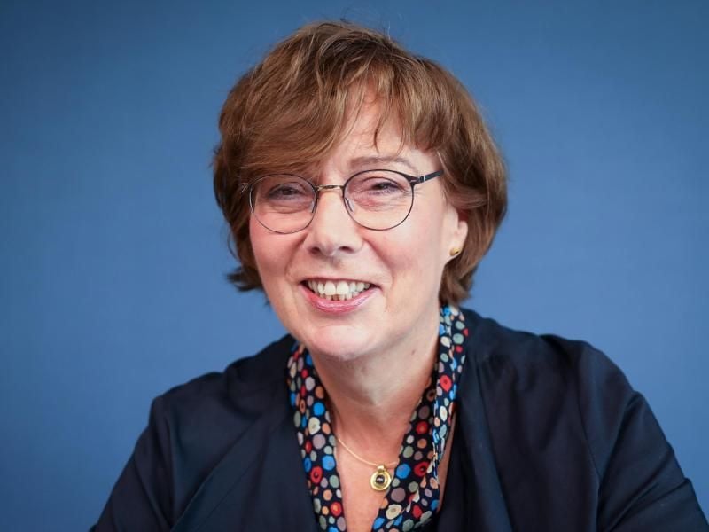 Schleswig-Holsteins Justizministerin Sabine Sütterlin-Waack (CDU) lächelt. Foto: Christian Charisius/Archiv