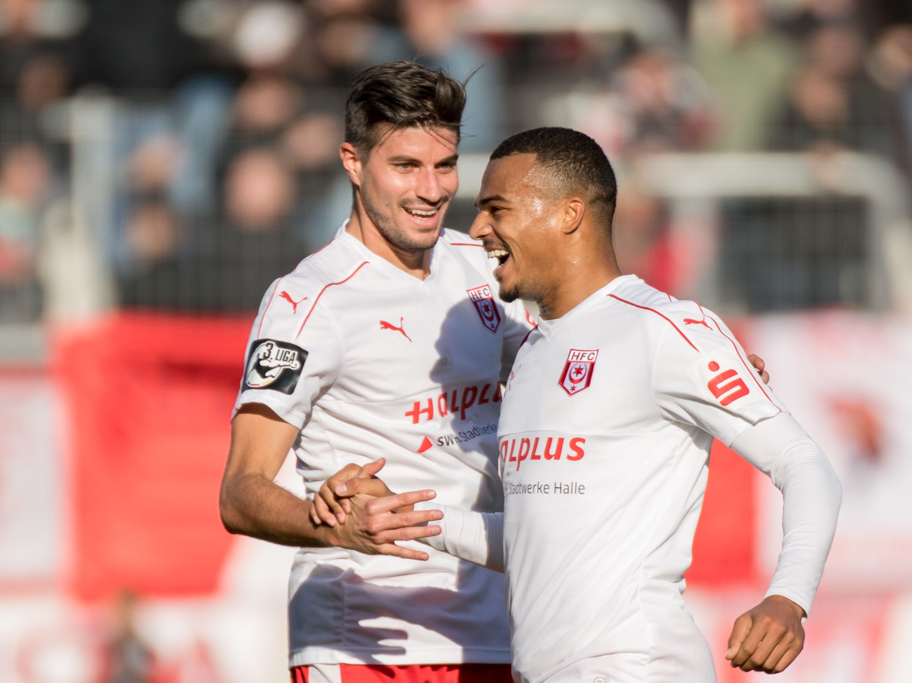 Marvin Ajani (r.) jubelt mit HFC-Kollege Stefan Kleineheismann nach seinem Treffer zum 1:0.