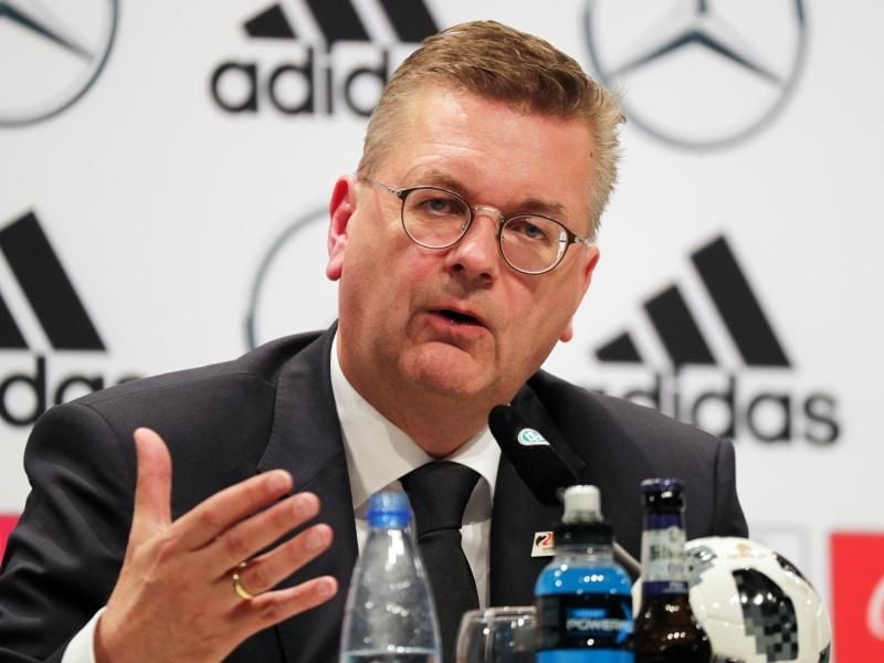 DFB-Präsident Reinhard Grindel hat die deutsche Nationalmannschaft nach der Auftaktniederlage gegen Mexiko besucht. Foto: C. Charisius