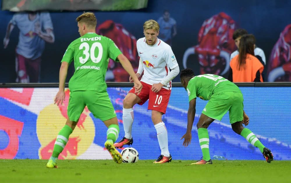 Gegen Gladbach, hier versuchen Nico Elvedi (l.) und Ibrahima Traoré ihn zu stellen, kam RB-Angreifer Emil Forsberg nach einer Stunde ins Spiel.