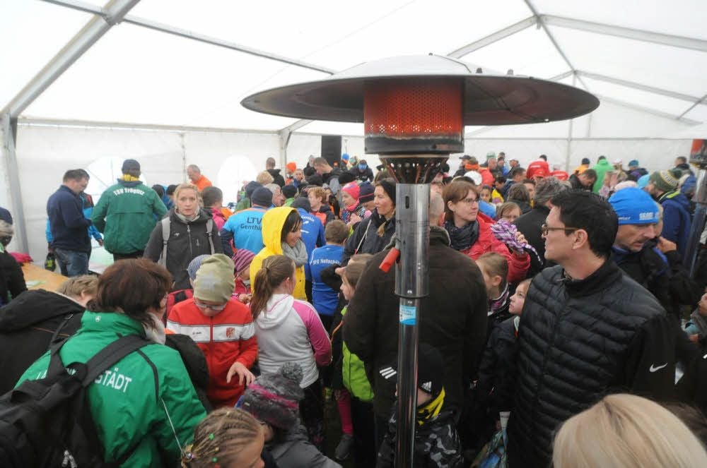 Aufwärmen zum ersten: Die Heizpilze im großen Festzelt waren am Sonnabend beim Finnelauf dicht umlagert.