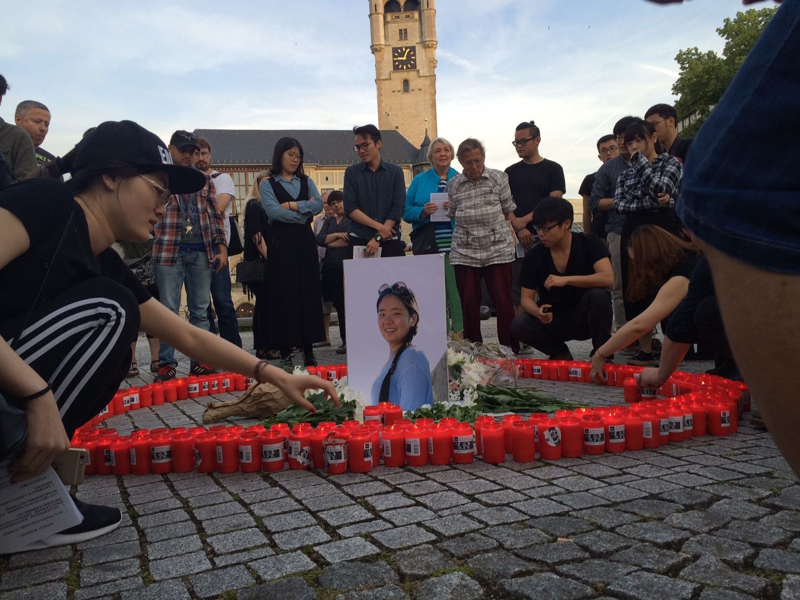 Stilles Gedenken: Schweigen vor dem Bild von Yangjie Li.