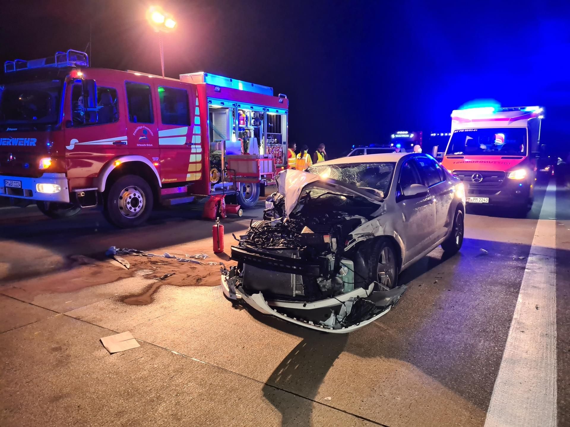 Brück: Ein Fahrzeug ist nach einem Unfall völlig zerstört.