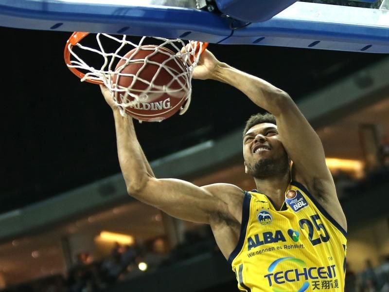 ALBAs Kenneth Ogbe legt den Ball gegen ratiopharm Ulm in den Korb. Foto: Andreas Gora