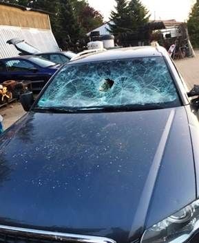 Dieser Wagen auf dem Betriebsgelände eines Schrotthandels in Osterburg wurde von zwei Jungen demoliert.