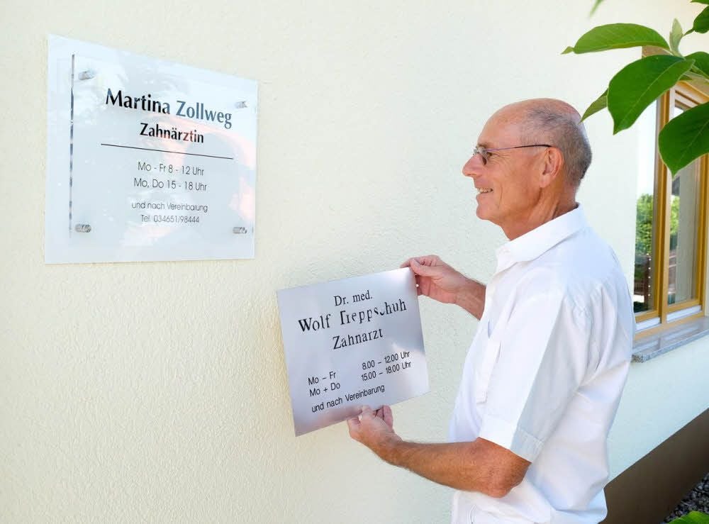 Schilderwechsel an der Praxis.