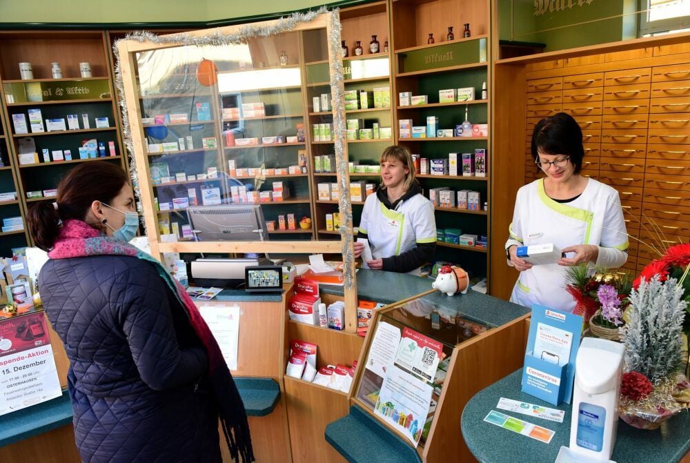 Apothekerin Maria-Theresia Jirsak (li.) und Nadine Schmeißer bedienen in der Marktapotheke die Kunden.