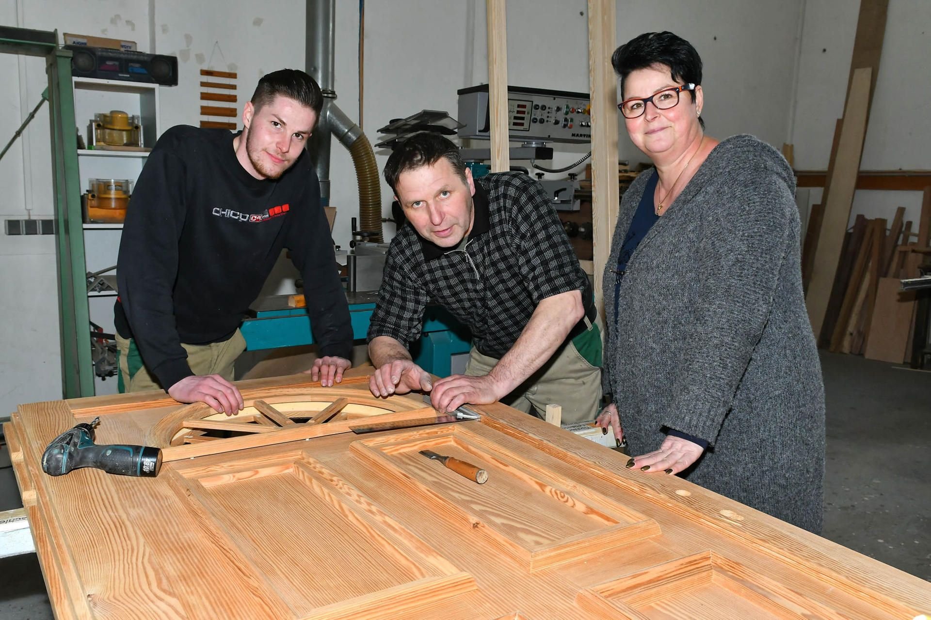 Marvin Grahneis, Gernot Henze und Britta Grahneis (v.l.n.r) legen Wert auf alte Handwerkskunst. Die Aufarbeitung alter Türen gehört dazu.