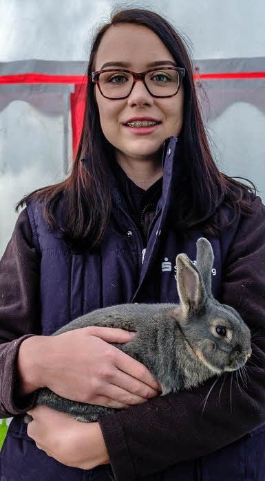 Marie-Christin Richter holte sich am Wochenende in Gräfenhainichen mit ihren Perlfeh-Kaninchen den Jugendmeister-Titel.