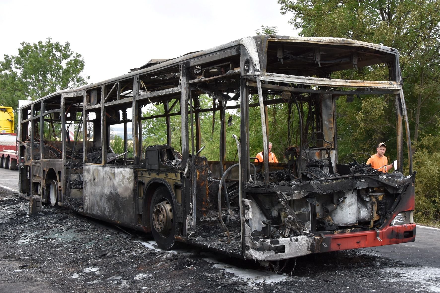 Nur noch Schrott: Der ausgebrannte Bus steht nach dem Ende der Löscharbeiten auf der Chausseestraße in Bad Suderode.
