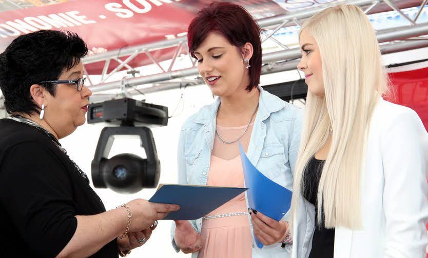 Victoria Lange (rechts) ist jetzt Friseurin. Sie und Josefin Kreser (Mitte) bekommen von Prüferin Anja Schwebel ihre Gesellenbriefe.