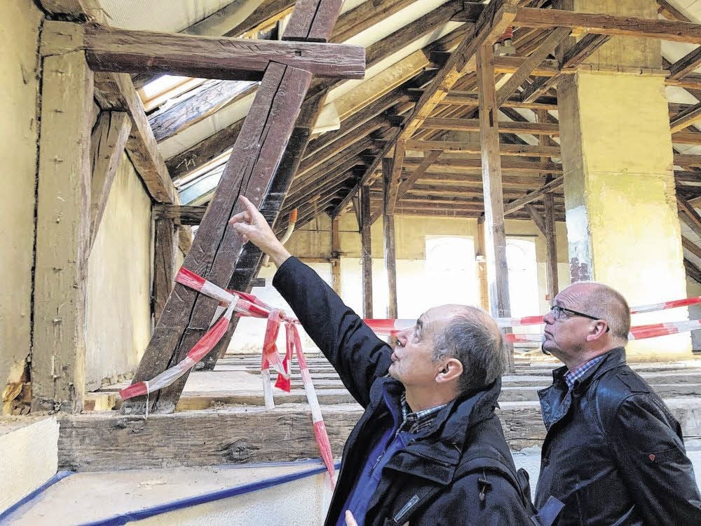 Große Schäden gibt es auch im Dachstuhl: Volker Barth (l.) und Thomas Malnati erklären, welche Arbeiten hier geplant sind.