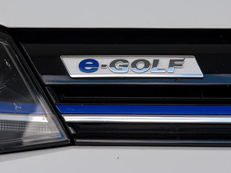 Schriftzug an einem e-Golf von Volkswagen. Foto: Hendrik Schmidt/zb/dpa