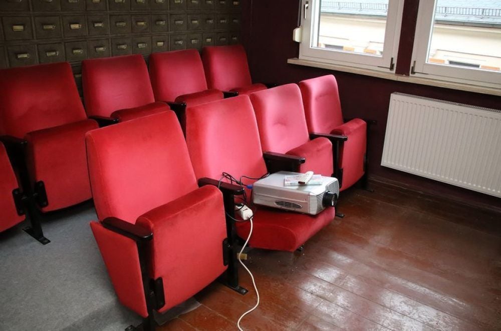 Jugendklub: Die Sessel wurden aus Berlin ins Mansfelder Land geholt.