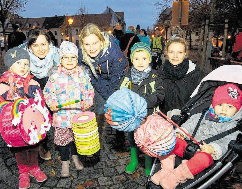 Zogen mit durch die Stadt: Pia mit Mutti Janine Weiz, Stella mit Mutti Saskia König und Max (5) Mutti Saskia Gläser mit Tochter Amy (2) (v.l.)