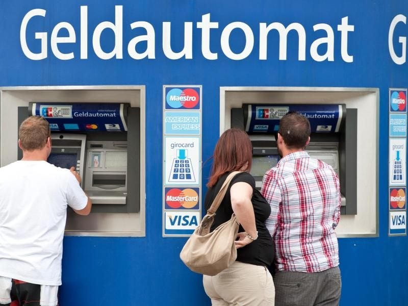 Deutschlands Bankkunden müssen sich nach Einschätzung der Finanzaufsicht Bafin in der Zinsflaute an Gebühren für bisher kostenlose Leistungen gewöhnen. Foto: Tobias Kleinschmidt/dpa