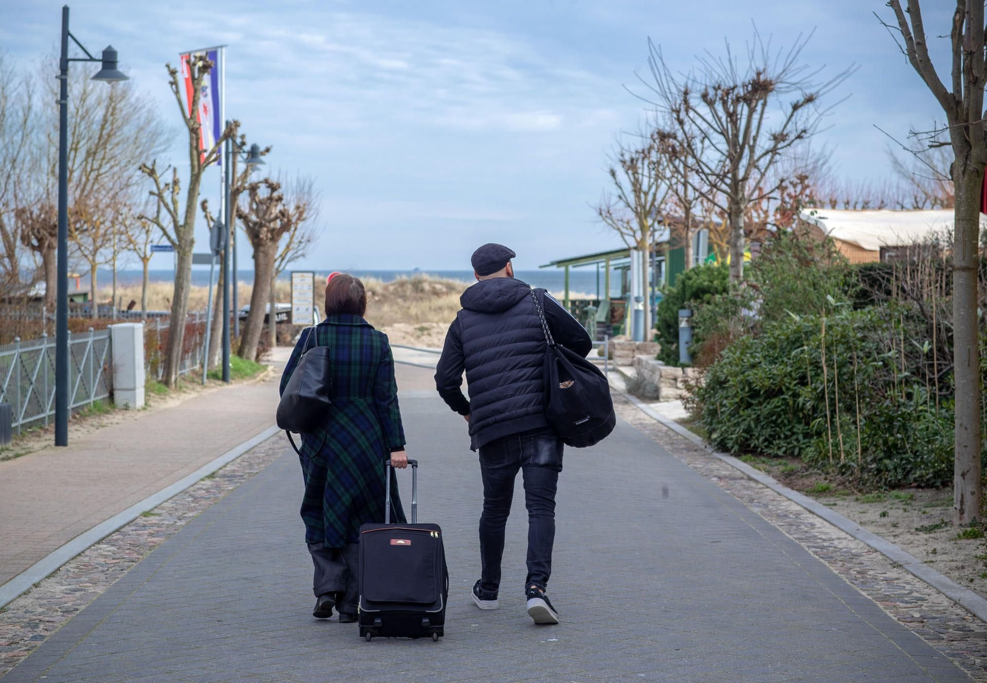 Ahlbeck: Urlauber verlassen mit ihren Reistaschen das Hotel "Das Ahlbeck" und treten die Heimreise an. Die letzten Urlauber müssen bis zum 19.03.2020 die Tourismusgebiete an der Ostsee verlassen.