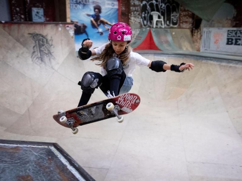 Hofft auf ihre Olympiateilnahme: Lilly Stoephasius trainiert in der Skateboardhalle Berlin. Foto: Kay Nietfeld