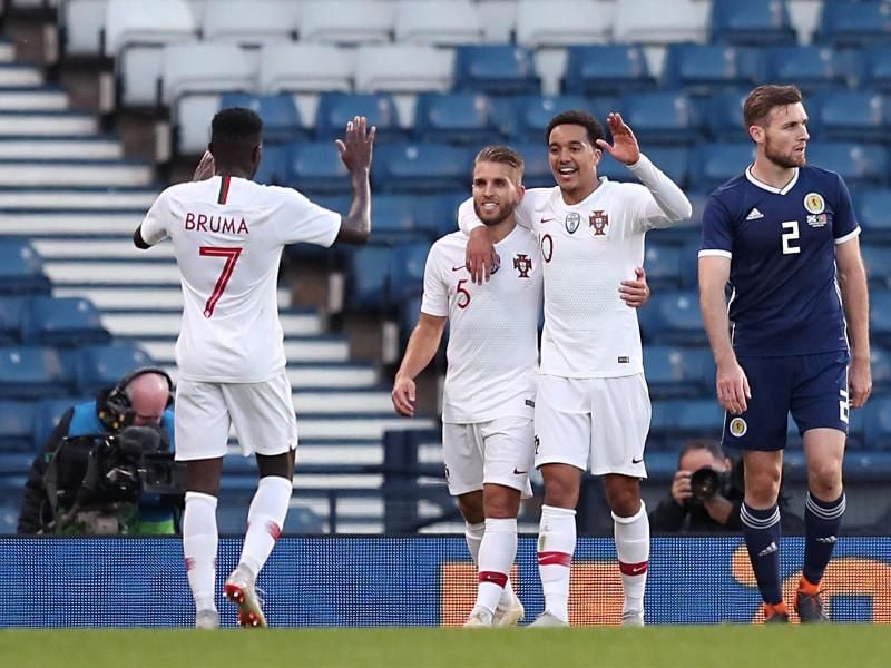 Portugals Helder Costa (2.v.r) feiert mit seinen Teamkollegen Bruma (l) und Cedric Soares (2.v.l) sein Tor zum 1:0. Foto: J. Barlow/PA Wire