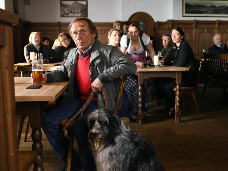 Matula (Claus Theo Gärtner) beobachtet in der örtlichen Bierstube die Trauergemeinde und wird ebenfalls argwöhnisch beäugt. Foto: ZDF/Barbara Bauriedl