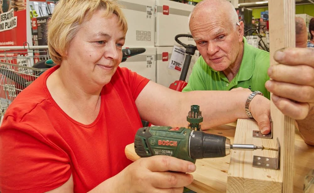 Immer mehr Frauen haben Interesse am Heimwerken. Marika Groß lernt von Jochen Brettschneider, wie man korrekt mit einem Akkuschrauber umgeht.