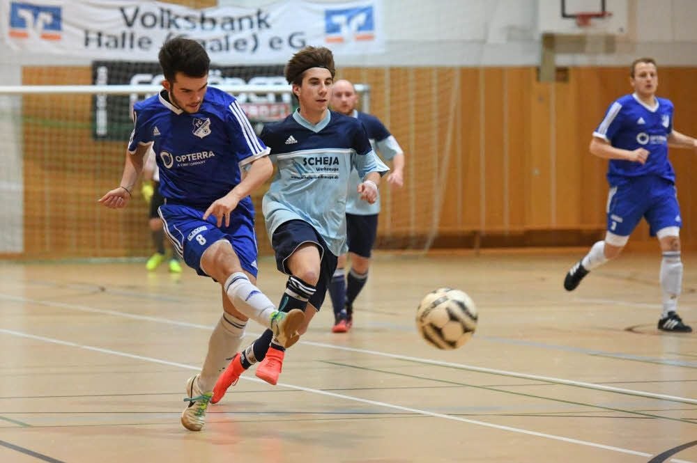 Tristan Reinhardt l.) von Turniersieger Nebra schießt vor Maximilian Weidauer, der mit Roßleben/Bottendorf am Ende auf den vierten Platz kam.