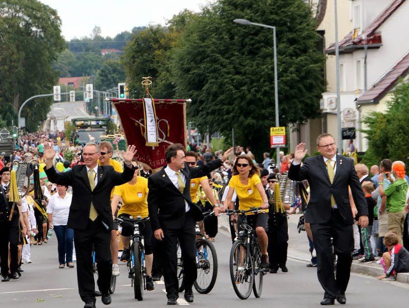 Zum ersten Mal 2017 schritten neben Bürgermeister Michael Jahn die beiden neuen Vorsitzenden des Schul- und Heimatfestvereins, Benno Loff (links) und Raik Seidel, an der Spitze des Zuges. Ihnen folgte eine Fahrradeskorte.
