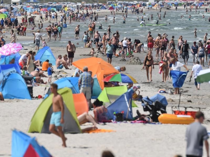 Der sommerliche Ostseestrand auf der Insel Rügen zu Vor-Corona-Zeiten. Foto: Stefan Sauer/zb/dpa