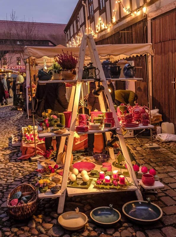 Weihnachtliche Dekorationen oder auch Geschenke gibt es in einer breiten Vielfalt auf verschiedenen Märkten. Manche schönen Dinge können Interessenten natürlich auch außerhalb der Märkte bei den Künstlern direkt erwerben.