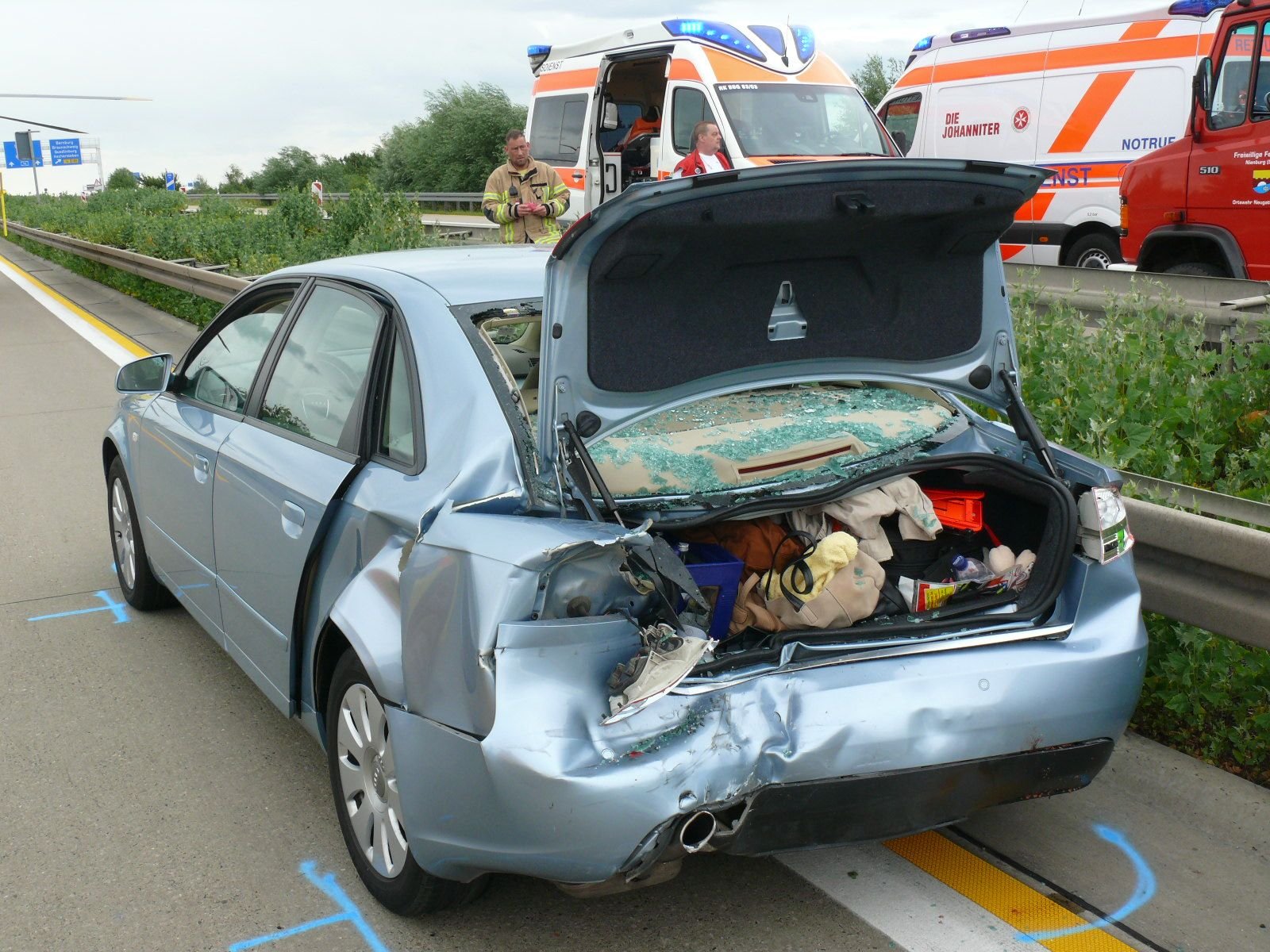 Ein Lkw prallte gegen das Auto.