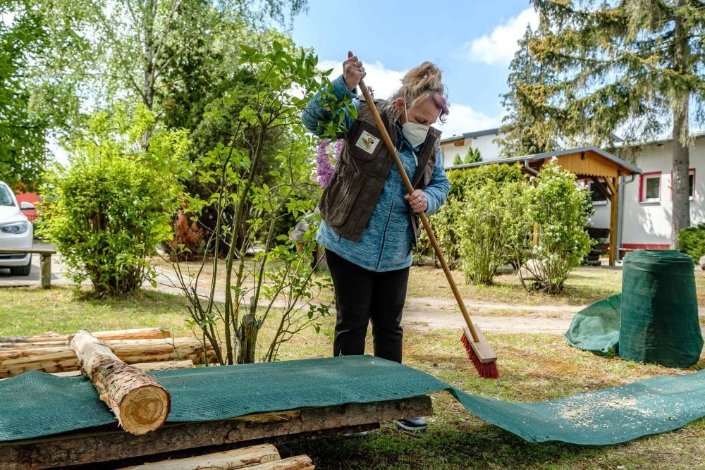 Uta Mockschan trägt bei der Arbeit nun auch einen Mund-Nase-Schutz.