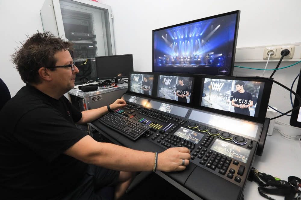 Tino Weinhardt feilt am Lichtpult an Wincent Weiss’ Bühnenbild für die anstehende Tour.