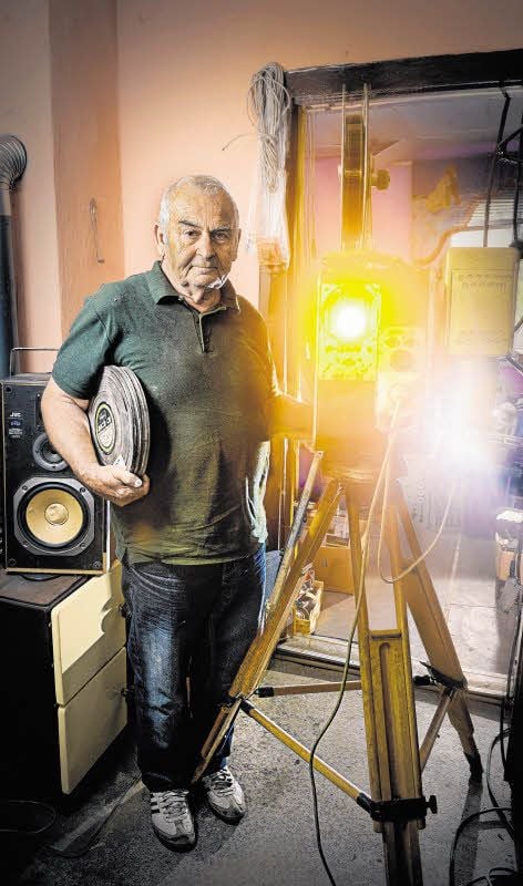 Helmut Göldner ist seit 57 Jahren als Kino unterwegs - auch heute noch lässt er den Ernemann-Projektor leuchten.