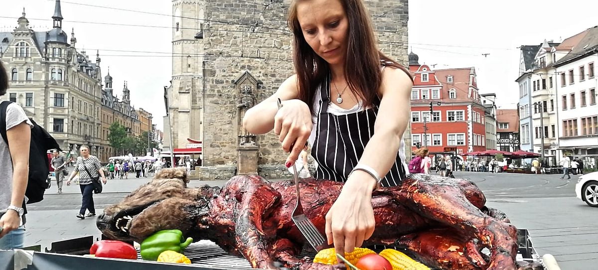 Hund auf dem Grill - Peta-Aktion auf dem Marktplatz in Halle