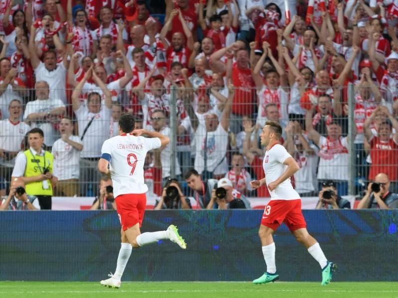 Polens Robert Lewandowski (l) jubelt über seinen Treffer zum 1:0 gegen Chile. Foto: Jakub Kaczmarczyk/PAP