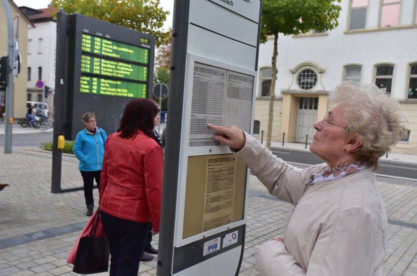 Es gibt keine Busfahrpläne mehr. Vielen bleibt nur übrig, sich an den Busabfahrtsstellen zu informieren, so wie das gerade Emilie Koch tut.