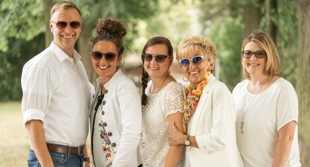 Optikermeisterin Christine Jarzombski (2.v.r.) arbeitet mit ihren Kindern Christian Jarzombski und Teresa Böhme (links) sowie Nadine Wöhlemann (Mi) und Tina Tietze (re) im Team. Alle zusammen konnten jetzt in Allstedt das 40-jährige Betriebsjubiläum feiern.
