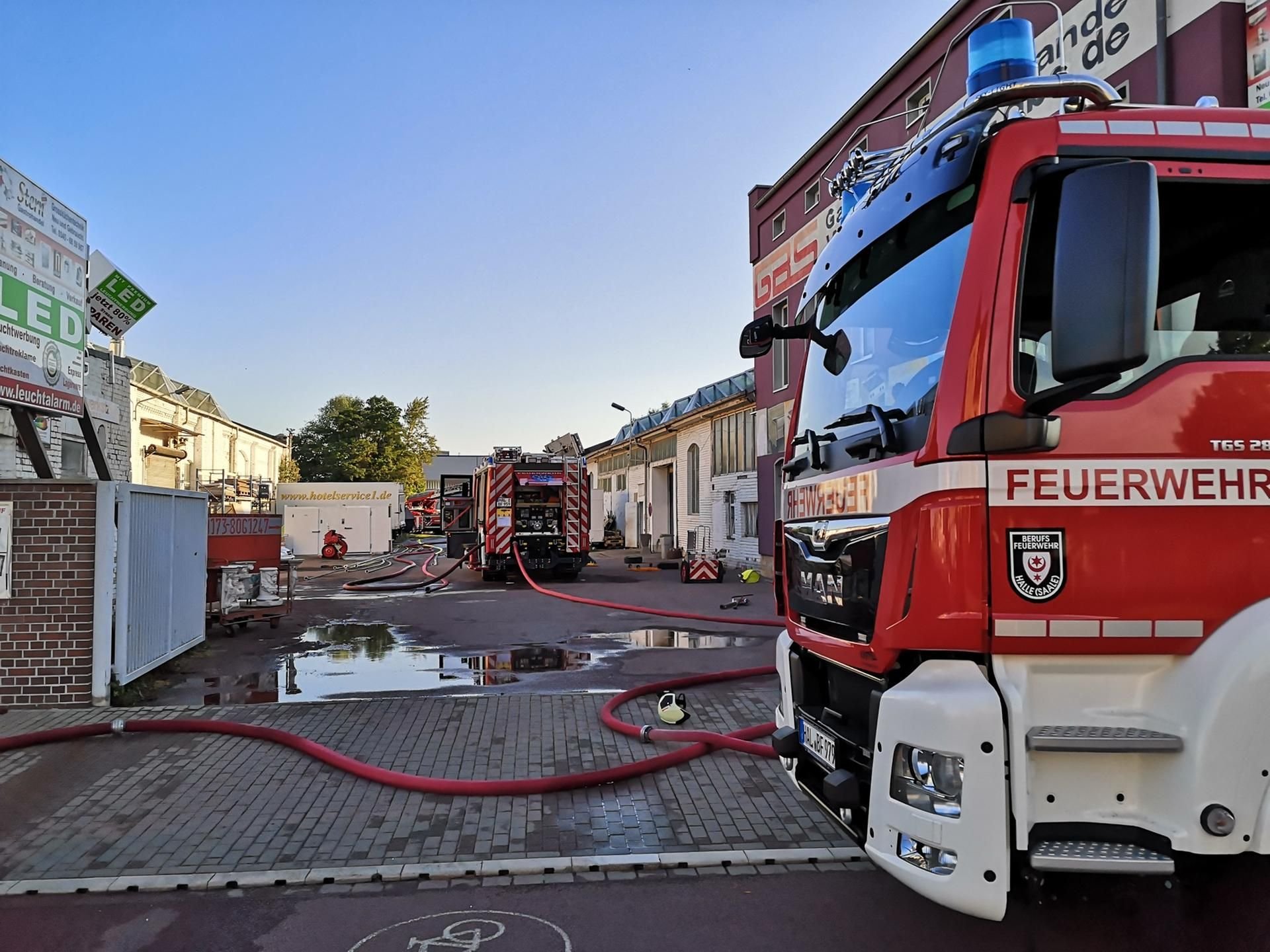 In einem Gewerbegebiet an der Delitzscher Straße in Halle ist am Montagabend ein Feuer ausgebrochen. Die Kräfte der Feuerwehr waren auch am Dienstagmorgen noch vor Ort.