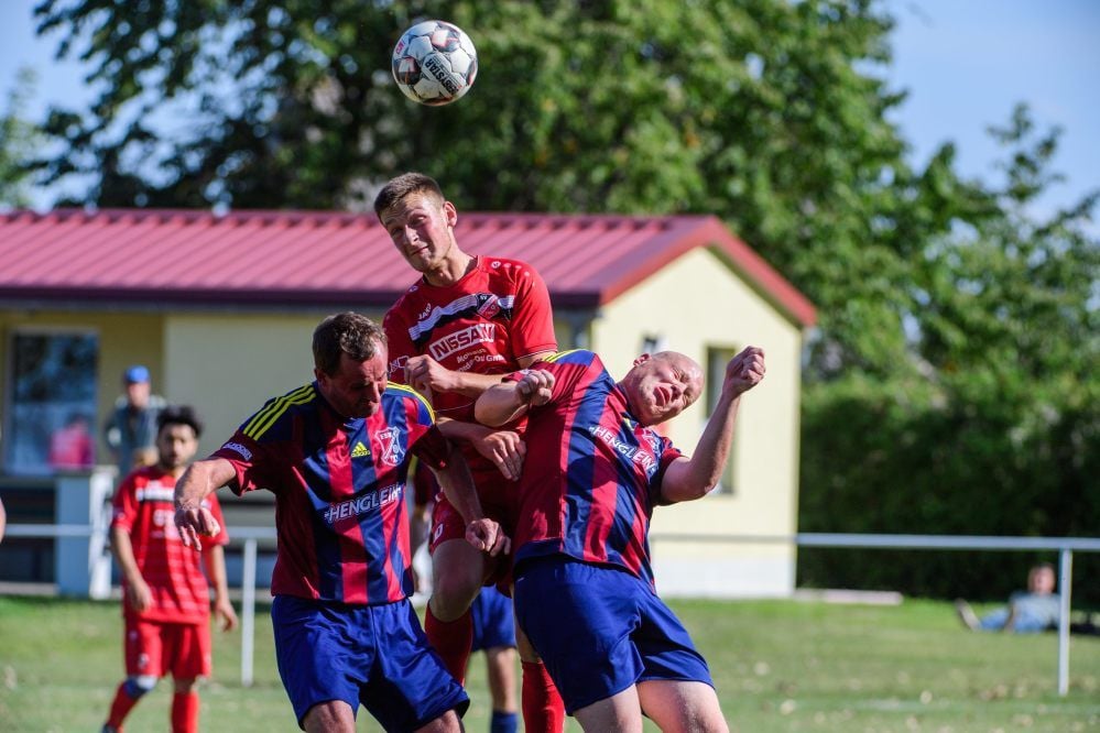 Robin Engel (Mitte), hier mit den ESV-Akteuren Sandro Berbig (l.) und Marcus Müller, erzielte zwei Tore für den Baumersrodaer SV bei dessen 7:1-Heimsieg.