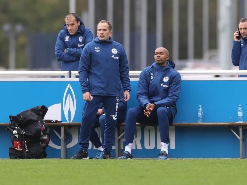 Cheftrainer und sein Co. auf der Schalker Bank: Manuel Baum (l) und Naldo. Foto: Guido Kirchner/dpa