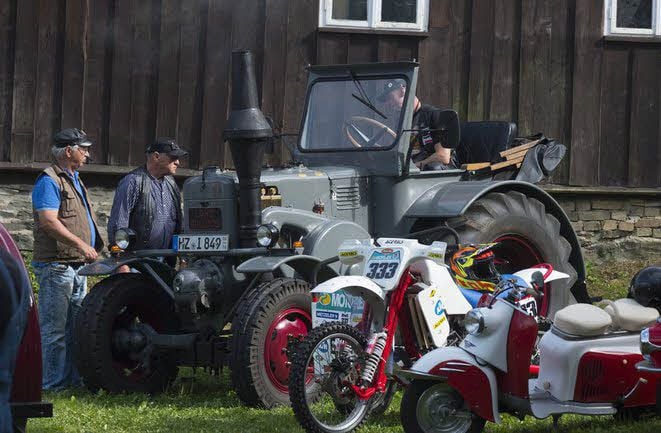 Die Treckerfahrer machen sich bereit für ihre Ausfahrt.