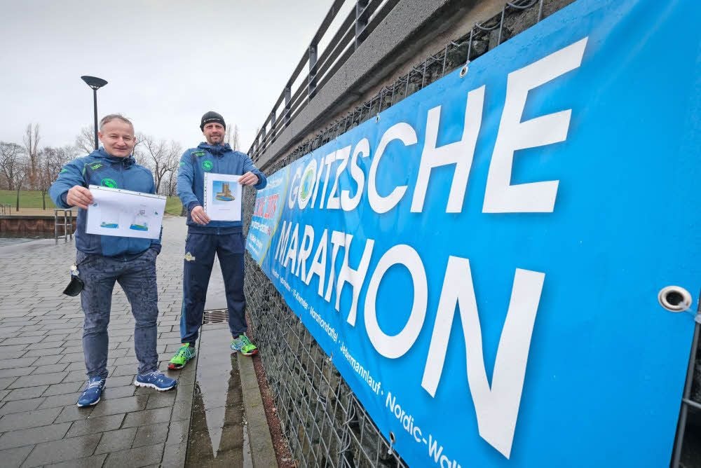 Jörg Lipka und Lars Schindler präsentieren die ersten Entwürfe für die Medaillen und T-Shirts.