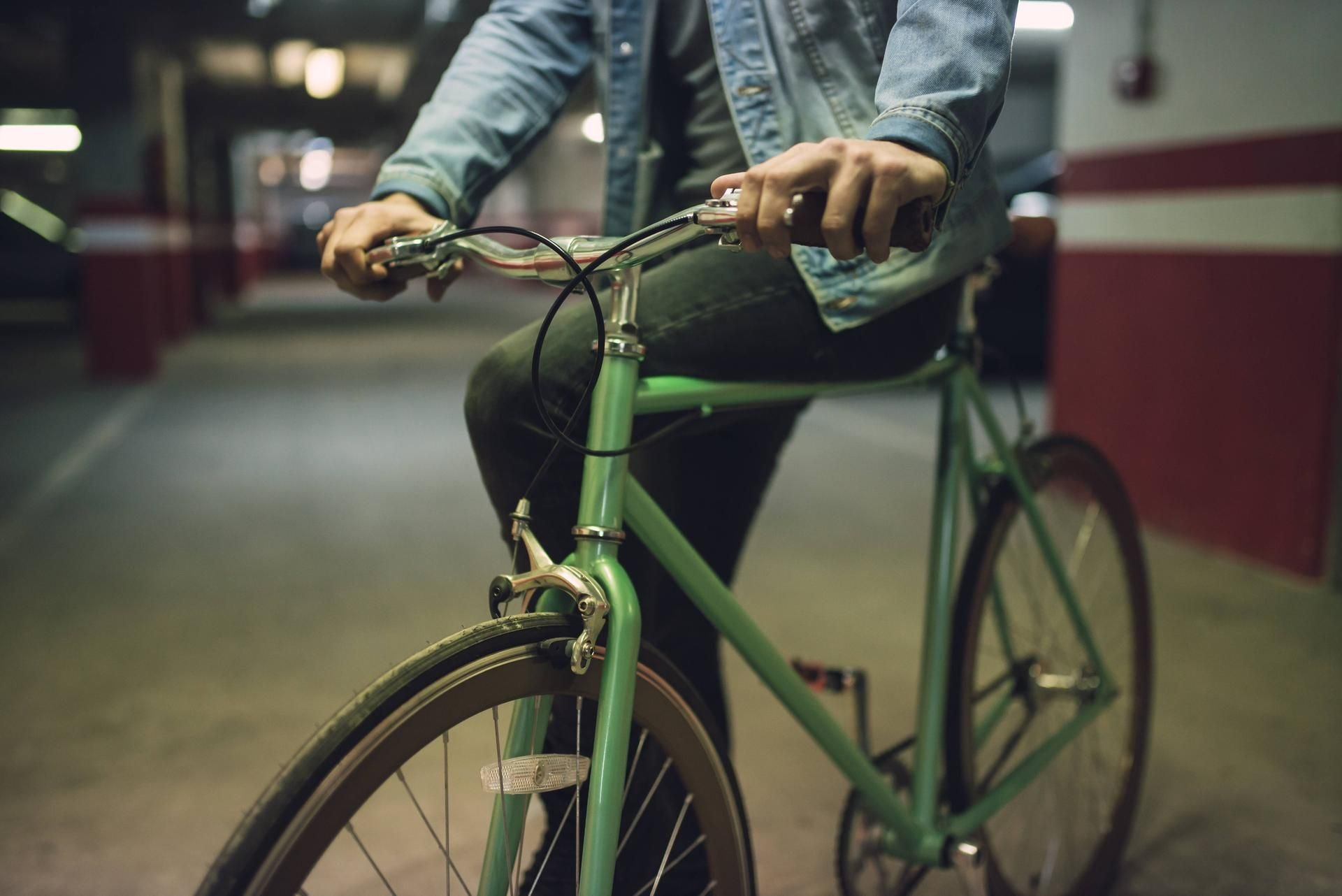 Ein Mann auf einem Fahrrad