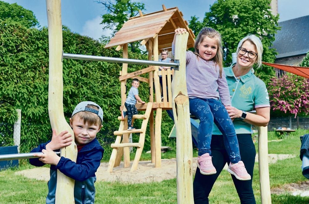 Arnstedt: Leon (links) und Lotte testen bereits vor der Übergabe gemeinsam mit Kita-Leiterin Constanze Barthels die neuen Spielgeräte am „Kinderstübchen“.